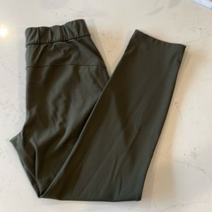 Lululemon on the fly pant in dark olive size 4